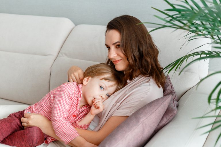 Mädchen und Mutter Daumenlutschen