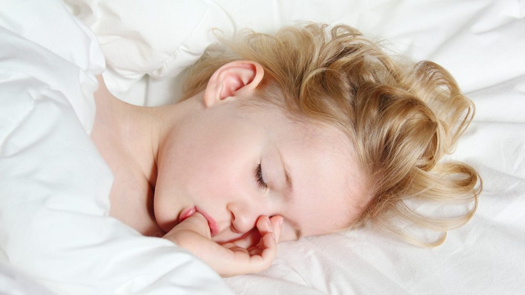 Mädchen schlafen und Daumen im Mund Titelbild Daumenkinder